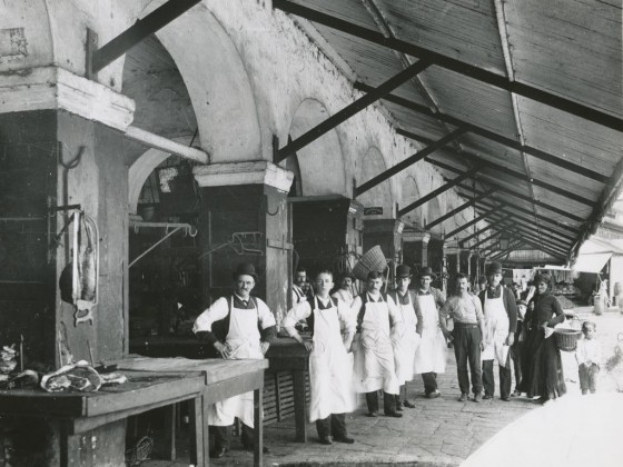 ~1900 meat market on site of present-day Cafe du Monde [Photo from database]