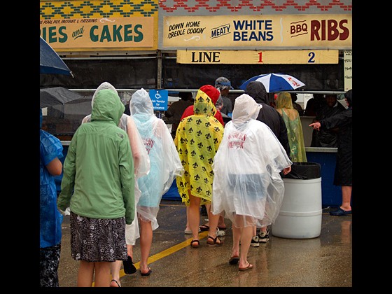 Smart folks in ponchos grab a bite to eat